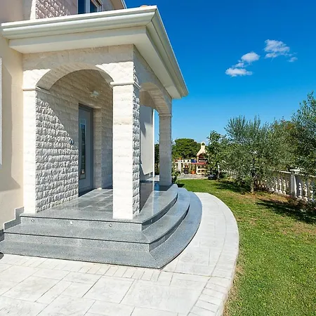 Daire 2 Bedroom Stunning In *