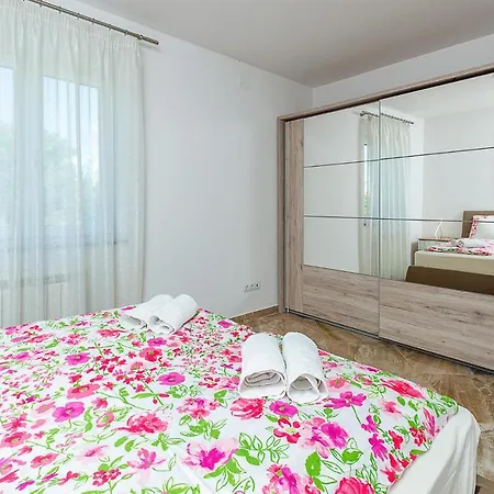 2 Bedroom Stunning In בוג'ה