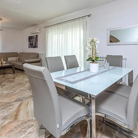 2 Bedroom Stunning In *